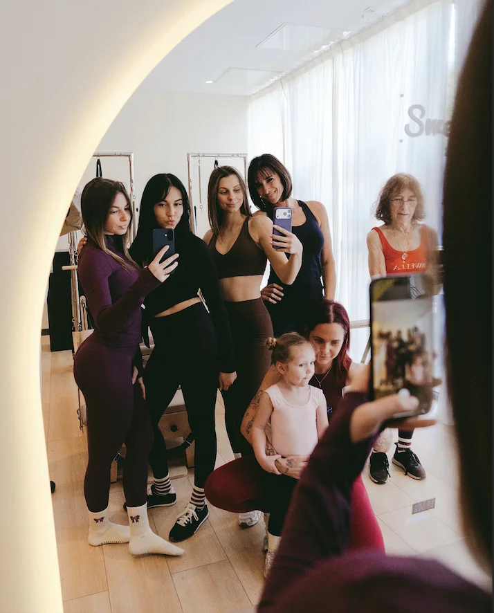 Femmes de tous âges pratiquant le Pilates à Swella Marseille, cours ouverts à tous les niveaux